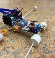 Ein selbstgebautes, elektrisches Auto aus Alltagsmaterialien