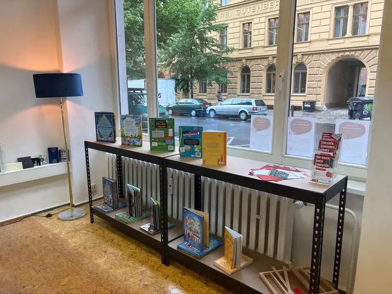 Leseecke mit Büchern am Fenster der Werkstatt