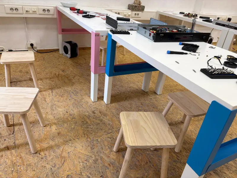 Werktische mit Werkzeug und zerlegten Geräten